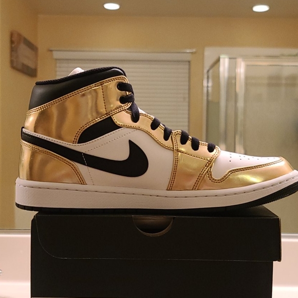 AIR JORDAN 1 MID SE 'METALLIC GOLD' - Picture 3 of 9